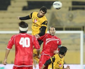 لاعب القادسية فهد الانصاري يحول الكرة براسه الازرقكوم﻿