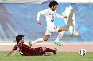 وليد علي ينطلق بالكرة بملاحقة عبدالله الطاهر﻿