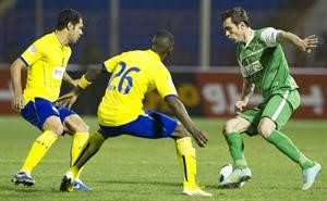 مهاجم العربي احمد هايل يمر من لاعب النصر حسني عبدربه	الازرقكوم﻿