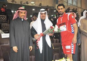 نائب رئيس مجلس الامة مبارك الخرينج يتسلم باقة ورد من اللاعب المعتزل بحضور مرزوق الغانم﻿