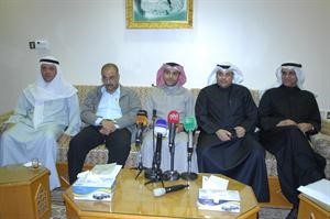 احمد المليفي ويعقوب الصانع ودمحمد الفيلي وداحمد المنيس يتوسطهم احمد عيسى