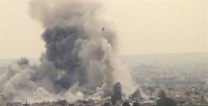 صورة عن فيديو بثه ناشطون لما قالوا ان قوات النظام تدمر المنازل المحيطة بمطار المزة