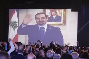  رئيس الوزراء السابق سعد الحريري محييا جماهير 14 اذار عبر شاشة عملاقة في ذكرى اغتيال والده امس	محمود الطويل﻿