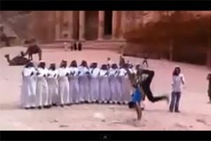 بالفيديو.. أجانب «فاهمين الدحة غلط»!