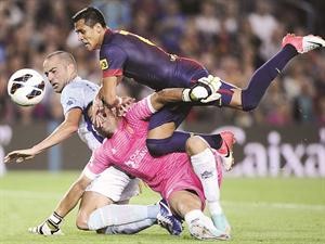 سانشيز لاعب برشلونة يصطدم بحارس مرمى ومدافع غرناطة في لقطة طريفة بمباراة سابقة بين الفريقين 	اپ﻿