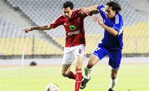 لاعب الاهلي محمد بركات يحاول الانطلاق بالكرة
