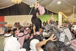 سيف صاحب السمو الامير خلال تسليمه للفائز بالمركز الاول﻿