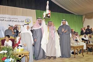 محمد شرار والشيخ ضاري الفهد والشيخ صباح فهد الناصر خلال تسليم احد الفائزين جائزته﻿
