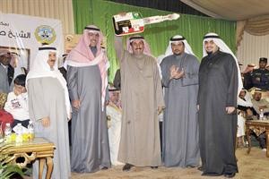 احد الفائزين يتسلم جائزته﻿