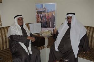 محمد المعيلي متحدثا الى الزميل منصور الهاجري﻿