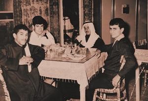 المعيلي مع مجموعة من زملائه في احد المقاهي الكويتية﻿