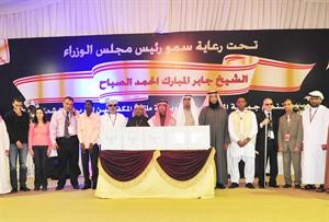 فايز العازمي مع رؤساء الوفود المشاركة في الملتقى اسامة ابوعطية
