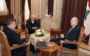 رؤساء الحكومات الحالي نجيب ميقاتي والسابقان فؤاد السنيورة وسليم الحص خلال اجتماع في السراي الحكومي امس محمود الطويل