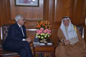 مبعوث صاحب السمو المستشار محمد ابوالحسن يسلم رسالة سموه
الى الرئيس الهندي لوزير خارجيته سلمان خورشيد
