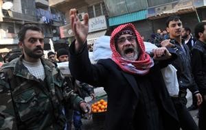 عجوز يهتف ضد الاسد في جنازة احد مقاتلي الجيش الحر في حلب امس رويترز