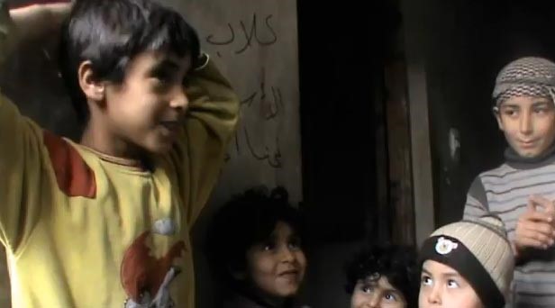 بالفيديو.. طفل سوري يُبكي الجميع " ساندوني..  بطني فاضية من الصبح "