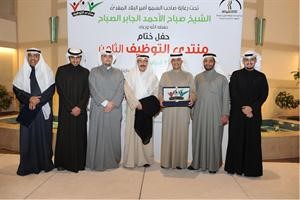الجلال خلال تسلمه جائزة بيتك من رئيس ديوان الخدمة المدنية﻿