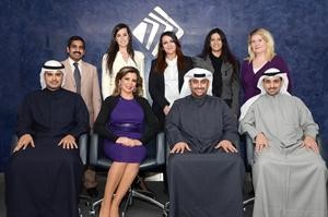 سلوى ملحس تتوسط فريق عمل المزايا﻿