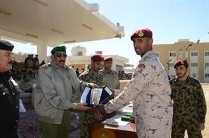 تكريم احد الخريجين