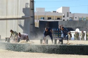 تحطيم قطع خرسانية بضربات حديدية