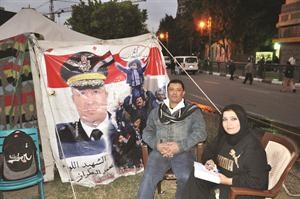 خالد البطران متحدثا للزميلة فوزية الابراهيم
