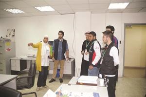 الزميلة نوف العياضي مع المتدربين خلال الجولة﻿