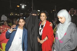الشيخة فريحة الاحمد مع بعض الحضور﻿