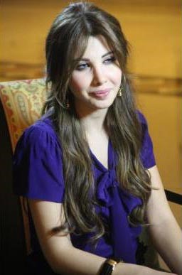 مهووسة تَطلب يد عاصي من… زوجته.. و معجبة تهجم على سيارة نانسي في قطر
