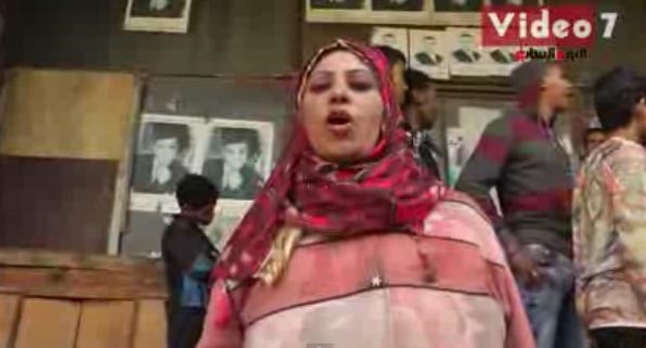 بالفيديو.. نساء يهددن بخلع ملابسهن بالتحرير 