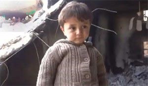 بالفيديو..من بين الأنقاض طفل سوري يتحدى بشار الأسد 