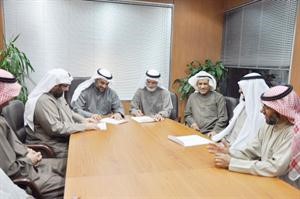 طارق الشراح وخالد الحسيني ومساعد الرخيص خلال توقيع الاتفاقية﻿