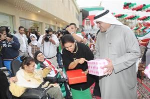 الشيخة شيخة العبدالله وعبدالرحمن الشراح خلال توزيع الهدايا	انور الكندري﻿