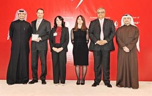 ممثل البنك الاهلي متسلما الجائزة﻿