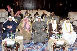 الوزير مصطفى الشمالي يتوسط مرزوق الخرافي وتوفيق الجراح في مقدمة الحضور بالمؤتمر﻿