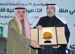 الشمالي يتسلم درعا تذكارية من توفيق الجراح﻿