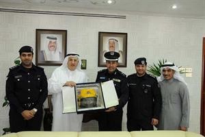 المقدم خليل الامير يقدم درعا تذكارية الى وكيل وزارة الاعلام علي الريس﻿