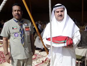 محمد الكندري وعبداللطيف المكيمي خلال افتتاح المخيم
