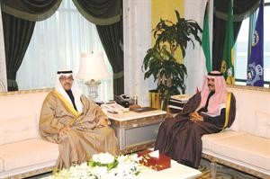 سمو نائب الامير الشيخ نواف الاحمد مستقبلا رئيس مجلس الامة بالانابة مبارك الخرينج﻿