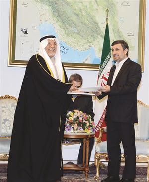 مبعوث الامير يسلم رسالة سموه للرئيس الايراني