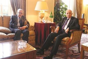 نبيل العربي والاخضر الابراهيمي خلال اجتماعهما امس في الجامعة العربية	افپ﻿