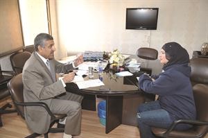 د ابراهيم هادي متحدثا للزميلة حنان عبد المعبود﻿