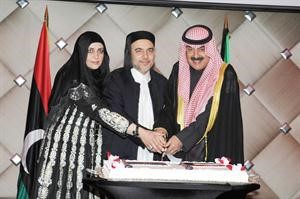 خالد الجارالله يشارك السفير الليبي قطع كيكة الاحتفال
