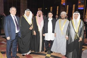 السفير الليبي متوسطا عبدالعزيز الشارخ وسفيري الامارات وعمان وبعض الحضور قاسم باشا
