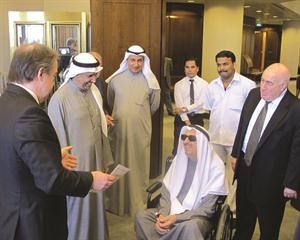 محمد عبدالرحمن البحر وناصر مساعد الساير وابراهيم شكري دبدوب في حديث مع عمدة الحي المالي لمدينة لندن اللورد رودجر جيفورد﻿