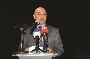 المدير الاقليمي لـ جنرال موتورز بدر الحسامي ملقيا كلمته
