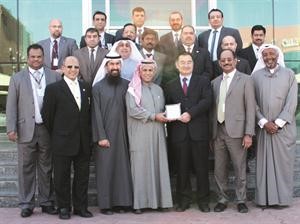 مبارك الساير يتوسط فريق عمل مجموعة الساير مع الجائزة