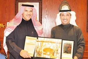 الشيخ سلمان الحمود يتسلم درعا من عبدالعزيز﻿