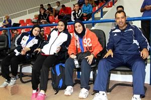 مدرب فريق الكويت وعدد من اللاعبات﻿