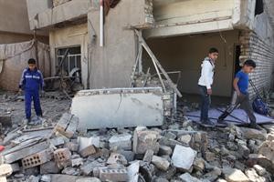 اطفال عراقيون يتفحصون حطام منزل دمر في تفجيرات اول من امس في منطقة الامين	 اپ﻿