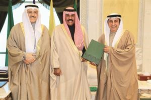 سمو نائب الامير وولي العهد الشيخ نواف الاحمد مستقبلا محمد الخضيري ومحمد العمر﻿